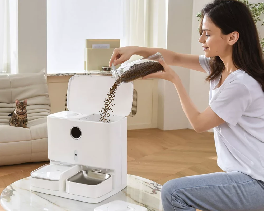 automatic pet feeder with camera